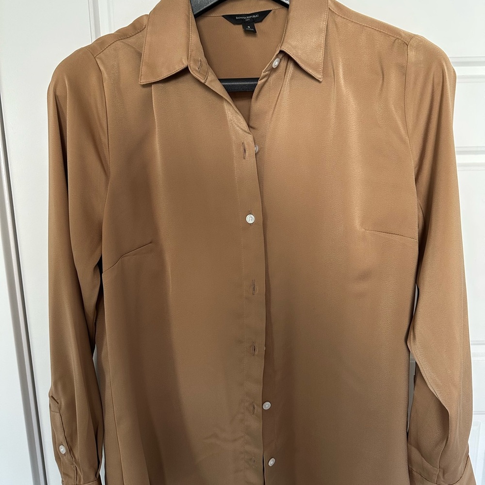 Banana Republic Tan/Gold Button-Up Blouse. NWOT